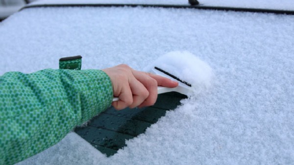 Araba Camındaki Buz Nasıl Temizlenir?